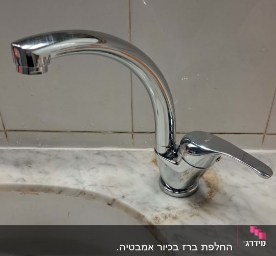 ברז כיור עם ידית על שיש לבן